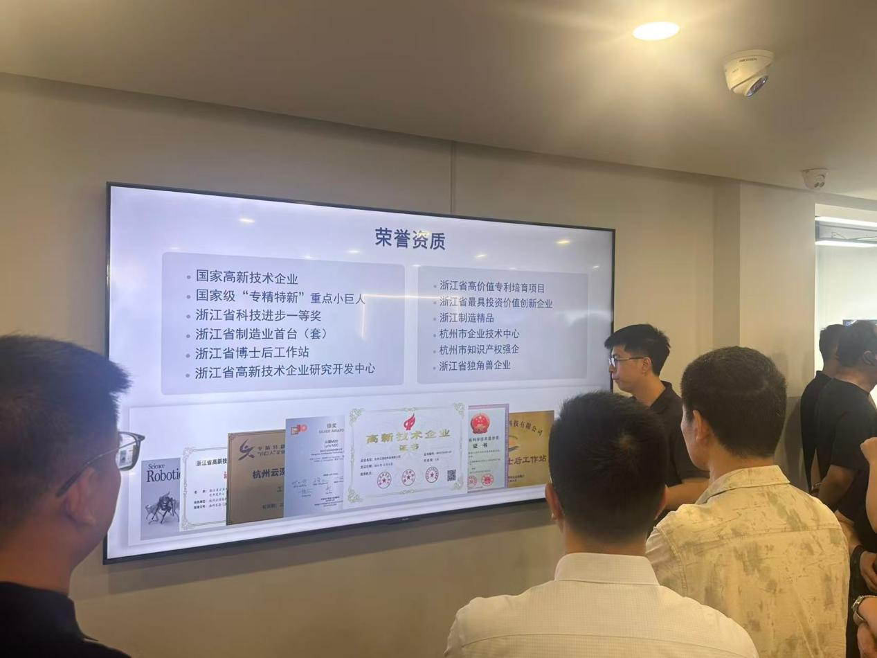 参访科技企业 汲取创新力量 钱江商城参与建华集团47周年庆系列研学活动