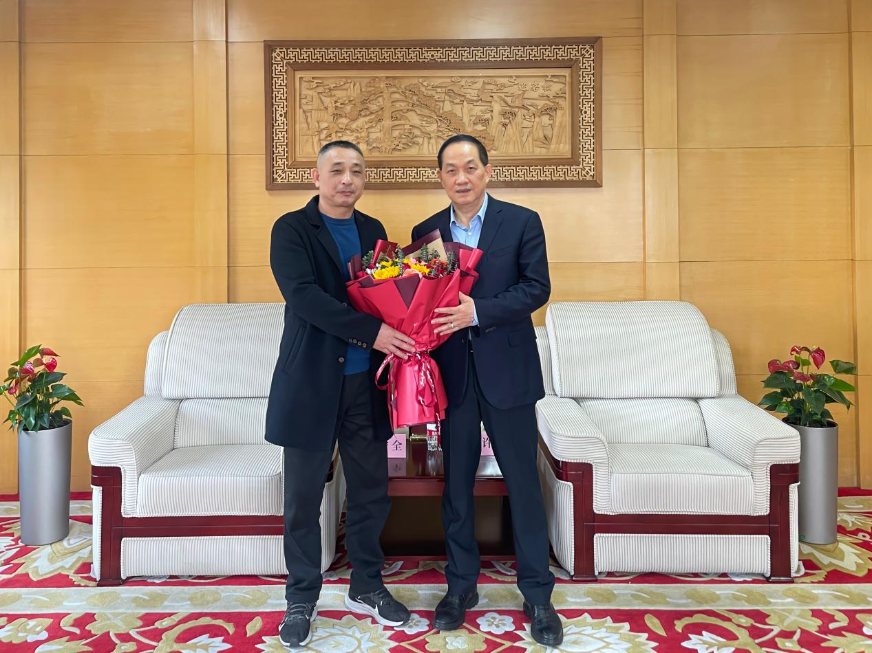 王守全主任慰问省级劳模许荣根——区总工会领导赴电子娱乐平台游戏开展新春走访慰问活动